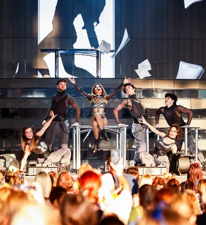 Live performance photograph 4 of 18
