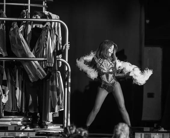 Live performance photograph 6 of 18
