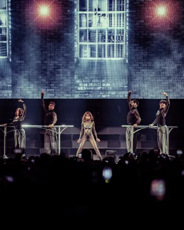 Live performance photograph 10 of 18