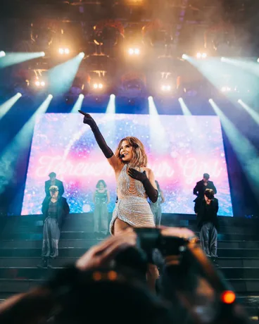 Live performance photograph 12 of 18