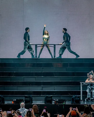 Live performance photograph 15 of 18