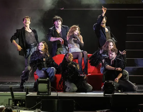 Live performance photograph 17 of 18