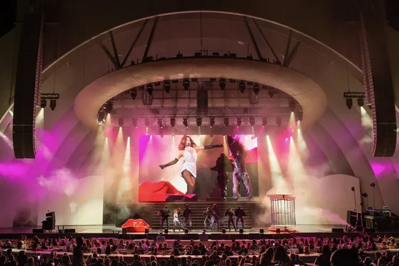 Live performance photograph 18 of 18